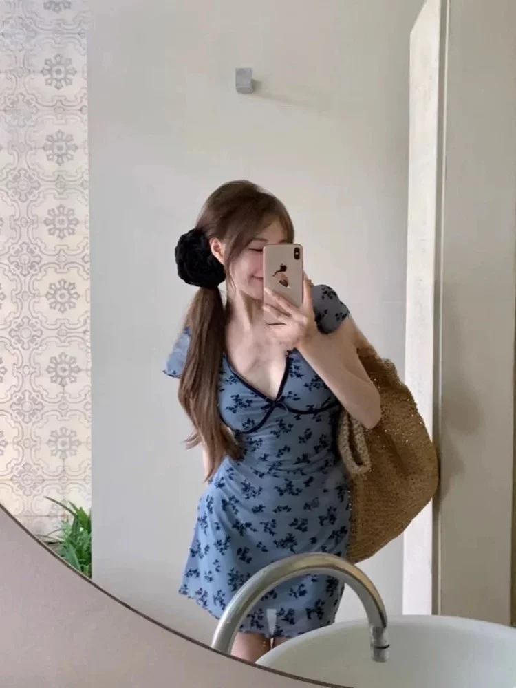 Купальник Sea Sparkle Blue Velvet с цветочным принтом в корейском стиле, раздельный, с юбкой, приятный на ощупь, прохладный и нежный.
Купальник Sea Sparkle Blue Velvet с цветочным принтом в корейском стиле, раздельный, с юбкой, приятный на ощупь, прохладный и нежный.