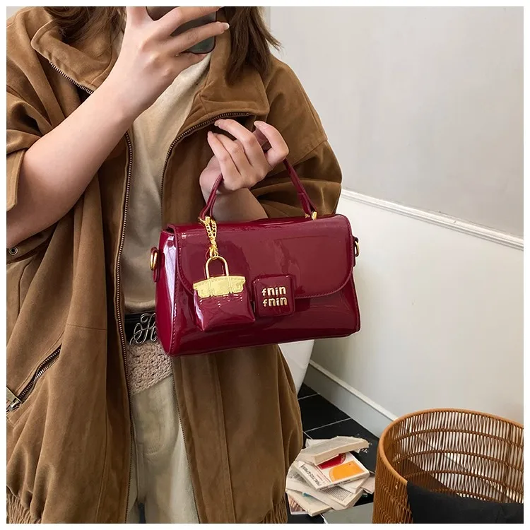 Minimalist Diaper Bag Elegant Leather Shoulder Bag With Letter Logo For Parisian Chic Style
Minimalist Diaper Bag Elegant Leather Shoulder Bag With Letter Logo For Parisian Chic Style