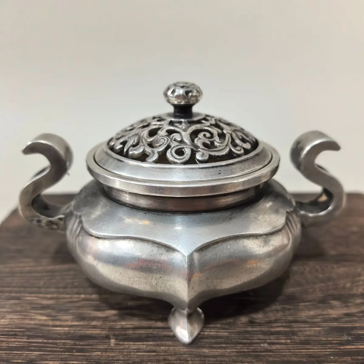 Retro pattern stove Incense Burner Statue for Tea Home Decor Ornaments
Retro pattern stove Incense Burner Statue for Tea Home Decor Ornaments