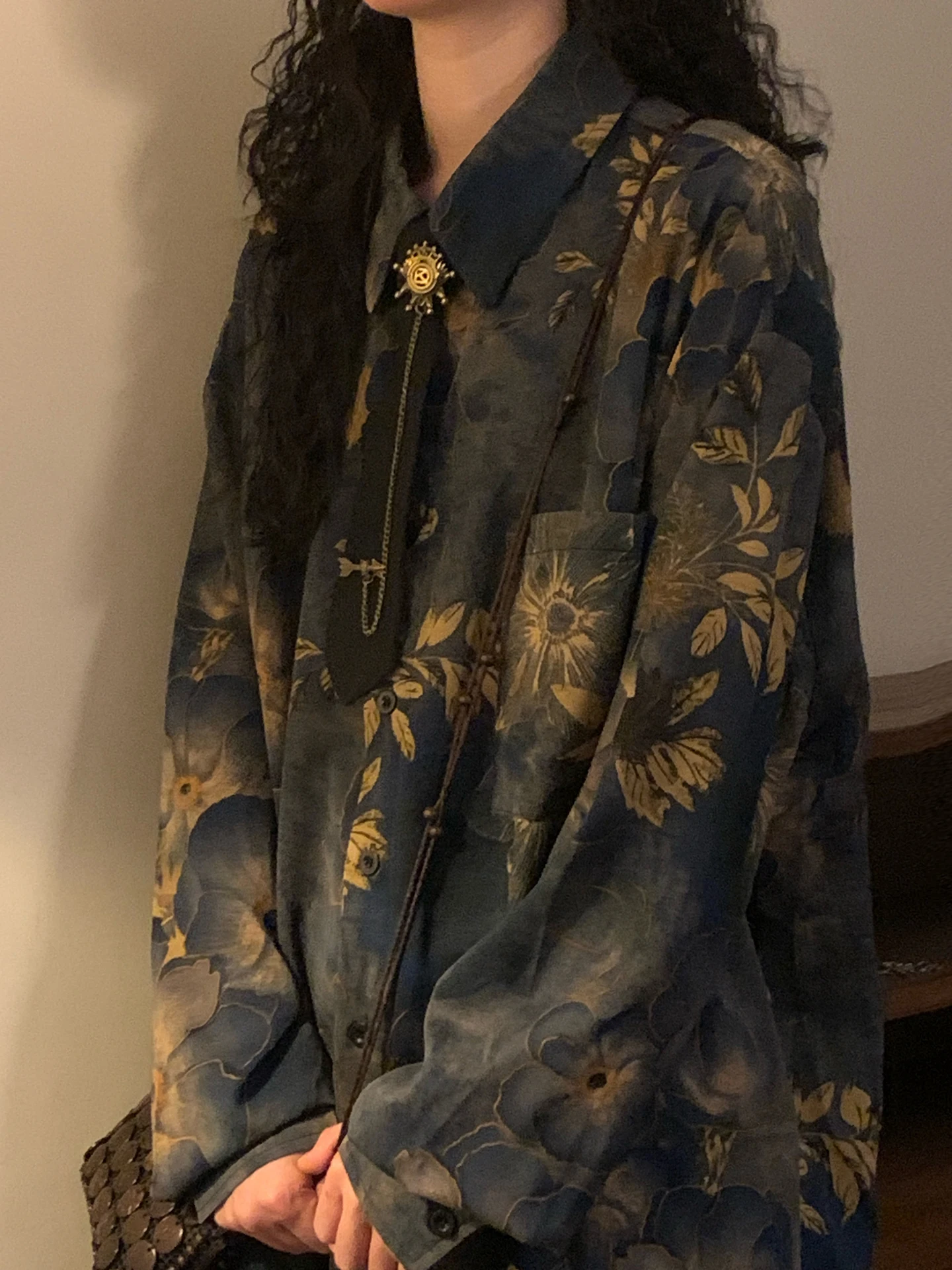 NAGA Весенне-осенняя американская повседневная рубашка в стиле ретро из Гонконга, с длинным рукавом, для мужчин и женщин, свободного кроя, с принтом, молодежная мода
NAGA Весенне-осенняя американская повседневная рубашка в стиле ретро из Гонконга, с длинным рукавом, для мужчин и женщин, свободного кроя, с принтом, молодежная мода