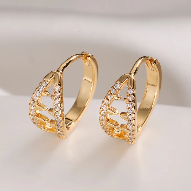 New Hollow Design Copper 18K Gold Plated Zircon Hoop for Women, Niche Versatile Exquisite Earrings
New Hollow Design Copper 18K Gold Plated Zircon Hoop for Women, Niche Versatile Exquisite Earrings
