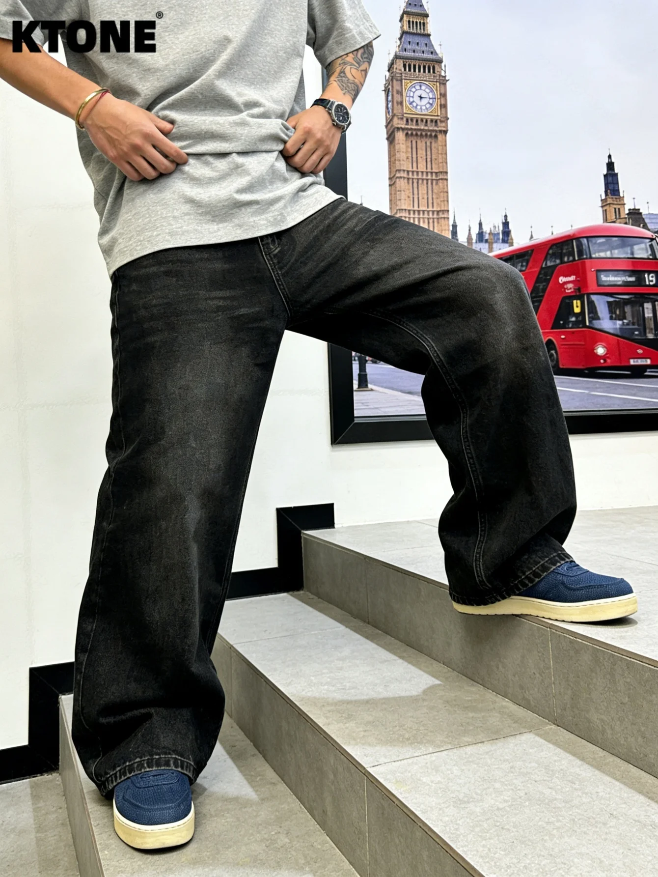 Мужские брюки с широкими штанинами, вариант подарка, аксессуары в комплект не входят
Мужские брюки с широкими штанинами, вариант подарка, аксессуары в комплект не входят