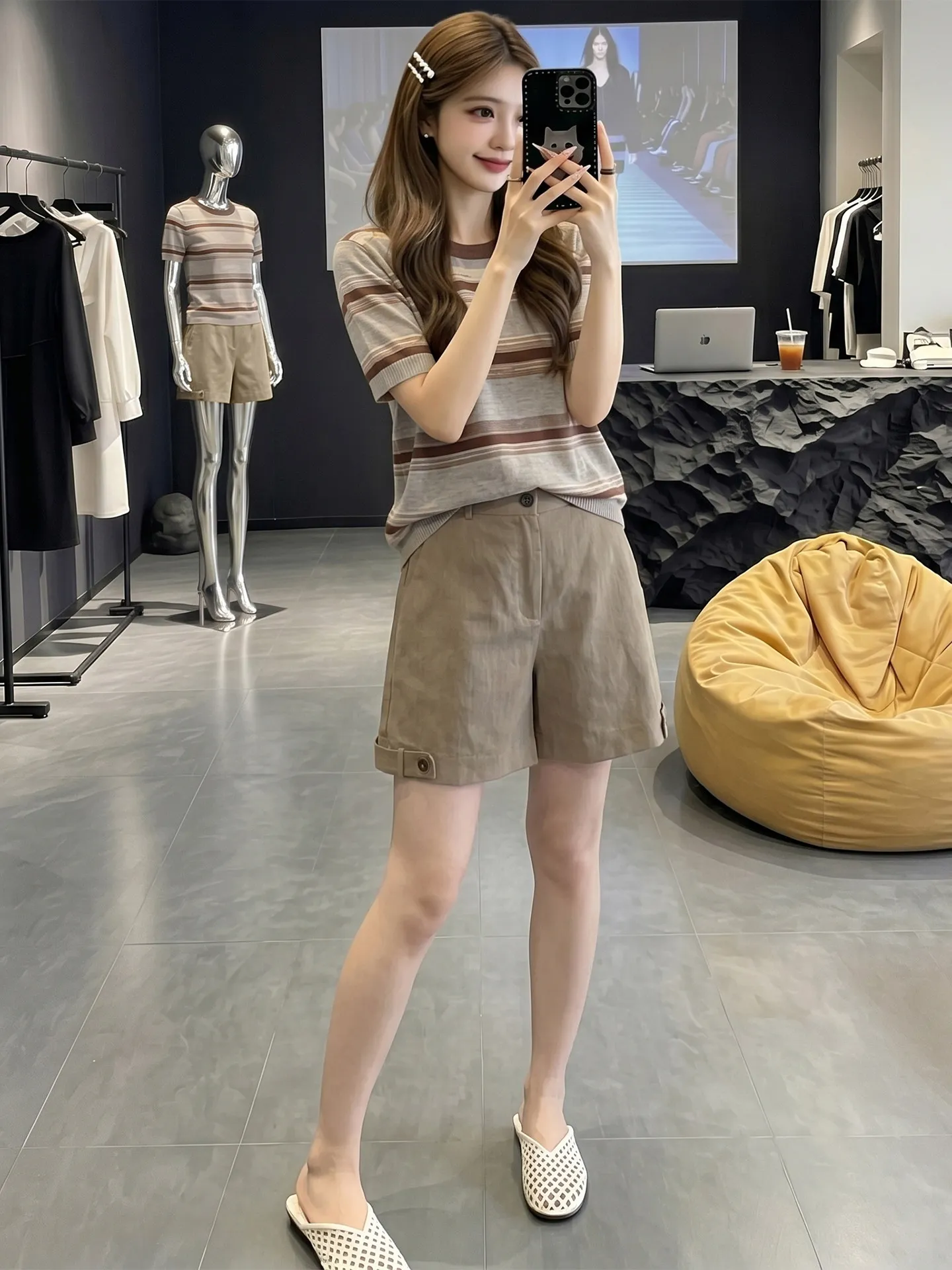 Casual Loose Short Sleeve T-Shirt And Shorts Set Fashionable Summer Design Breathable Lightweight Comfortable for Office Wear
Casual Loose Short Sleeve T-Shirt And Shorts Set Fashionable Summer Design Breathable Lightweight Comfortable for Office Wear