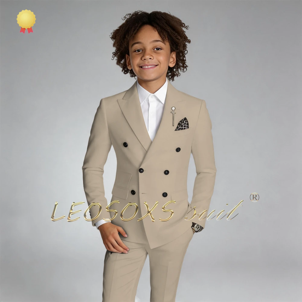 Boy's two-piece suit, double-breasted jacket and shorts, for wedding parties, birthday celebrations, and other events.
Boy's two-piece suit, double-breasted jacket and shorts, for wedding parties, birthday celebrations, and other events.