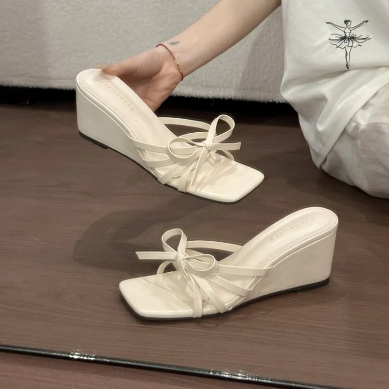 French Casual Style Bow Flip-flops for Women 2026 Summer New Outer Wear Wedge Non-slip Fairy Style Sandals
French Casual Style Bow Flip-flops for Women 2026 Summer New Outer Wear Wedge Non-slip Fairy Style Sandals