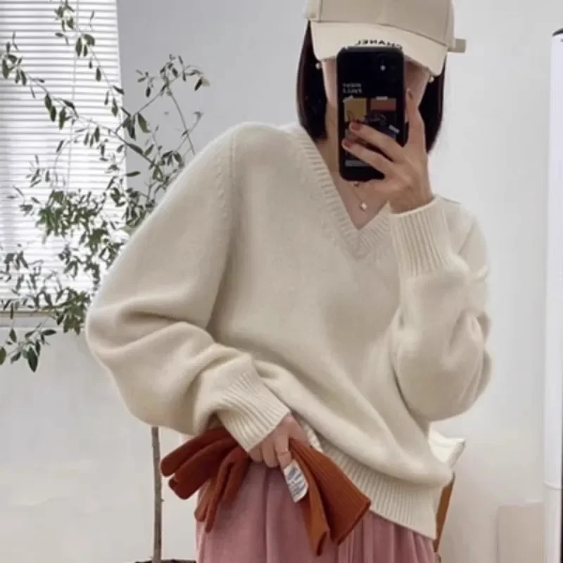 European Minimalist V-Neck Cashmere Sweater For Women In Autumn And Winter, High-End Loose And Thickened Chic Sweater
European Minimalist V-Neck Cashmere Sweater For Women In Autumn And Winter, High-End Loose And Thickened Chic Sweater