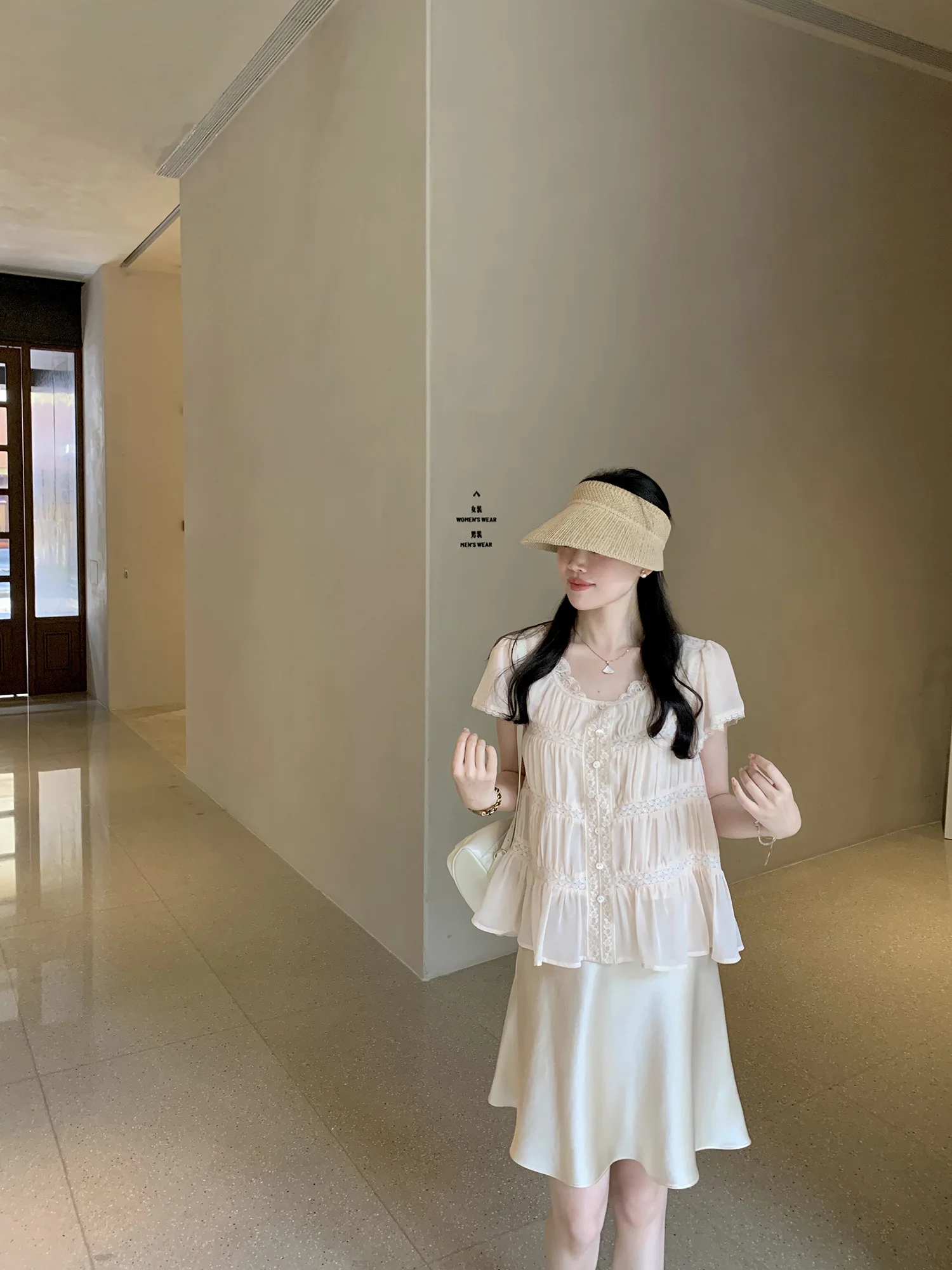 Легкая женская блузка с изысканным декором и рюшами, нежная летняя модель из полиэстера с коротким рукавом и круглым вырезом
Легкая женская блузка с изысканным декором и рюшами, нежная летняя модель из полиэстера с коротким рукавом и круглым вырезом