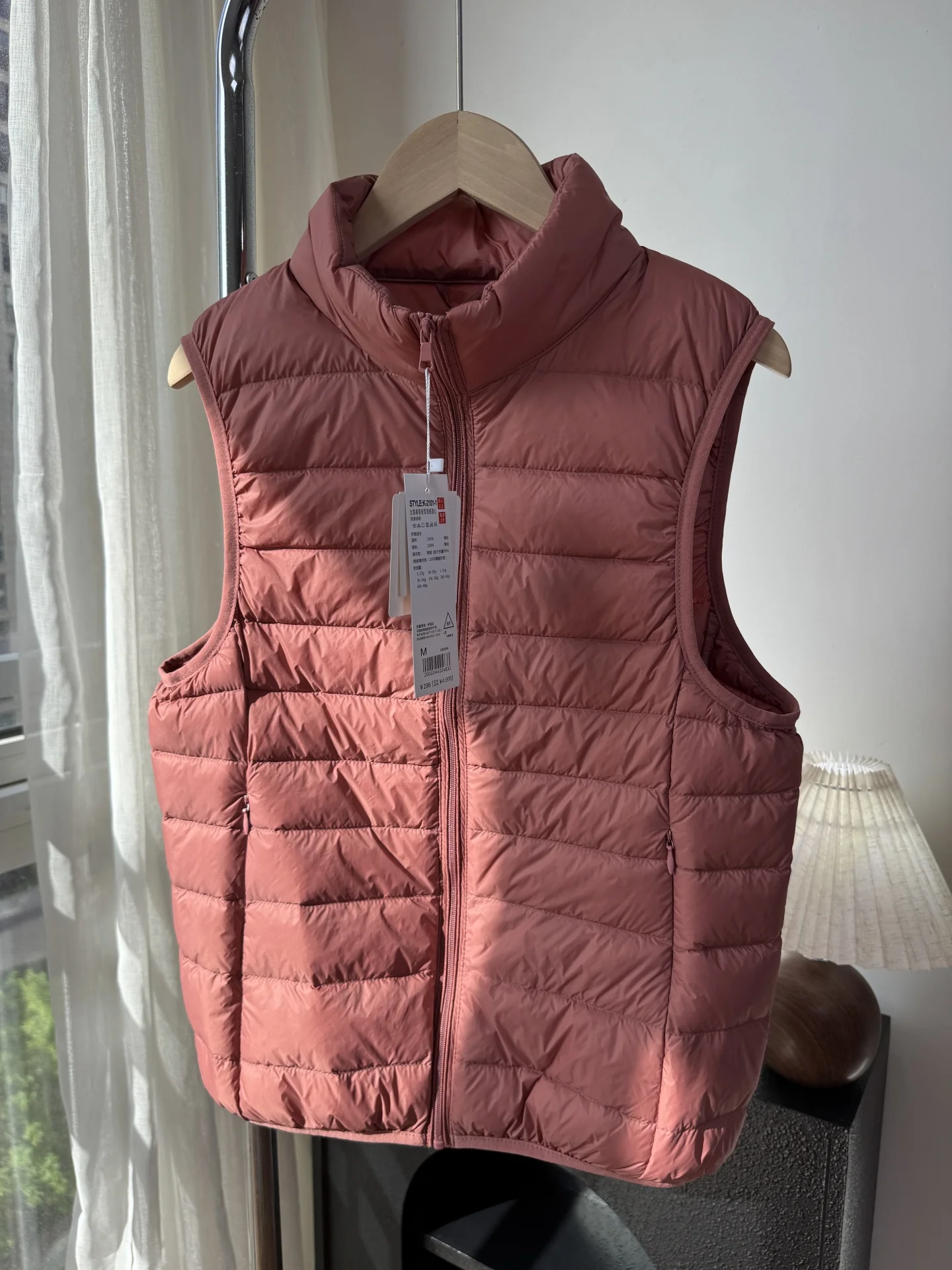 Новый легкий женский пуховый жилет, осенние универсальные пальто с воротником-стойкой, простой однотонный топ без рукавов для поездок на работу 
Новый легкий женский пуховый жилет, осенние универсальные пальто с воротником-стойкой, простой однотонный топ без рукавов для поездок на работу