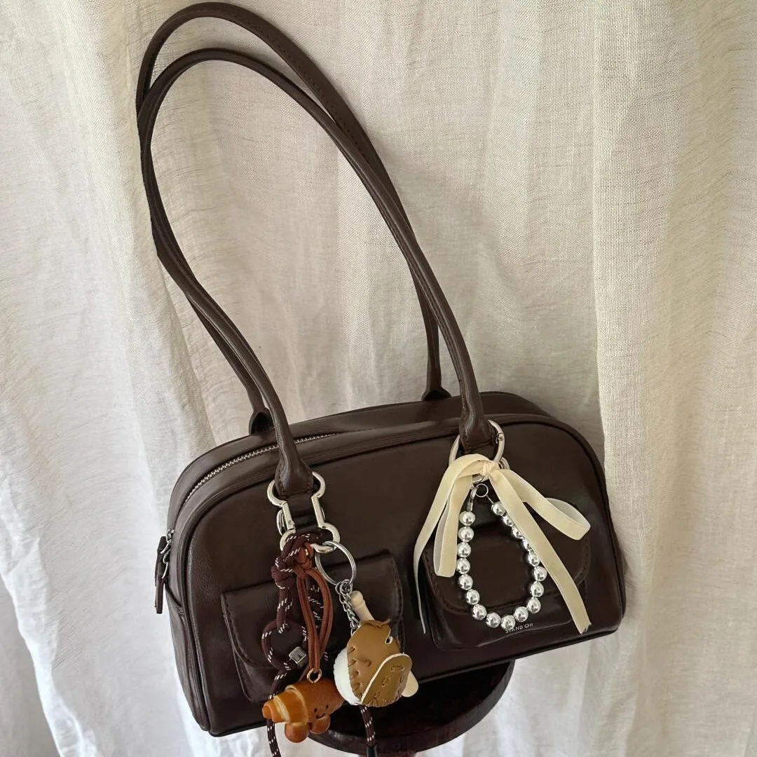 Large Capacity Brown Bowling Handbag Women's Shoulder Bag Retro Korean INS Style Autumn Winter New 2025 Fashion Trend Bag
Large Capacity Brown Bowling Handbag Women's Shoulder Bag Retro Korean INS Style Autumn Winter New 2025 Fashion Trend Bag