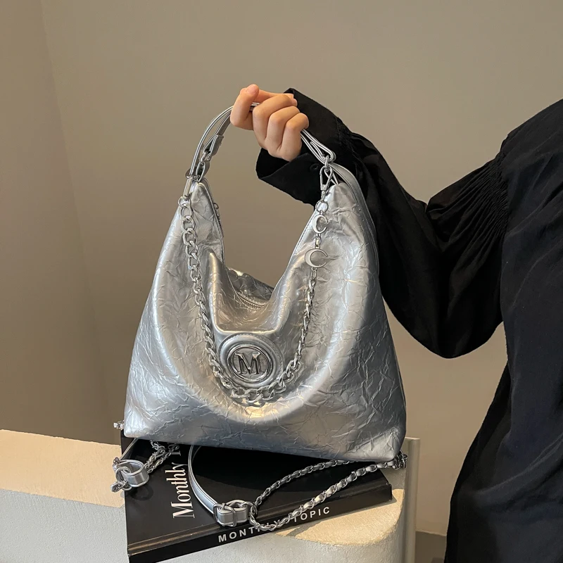 New Fashion Lacquer Leather Large Capacity Women's Shoulder Bag High Quality Multifunctional Chain Decoration Women's Tote Bag
New Fashion Lacquer Leather Large Capacity Women's Shoulder Bag High Quality Multifunctional Chain Decoration Women's Tote Bag