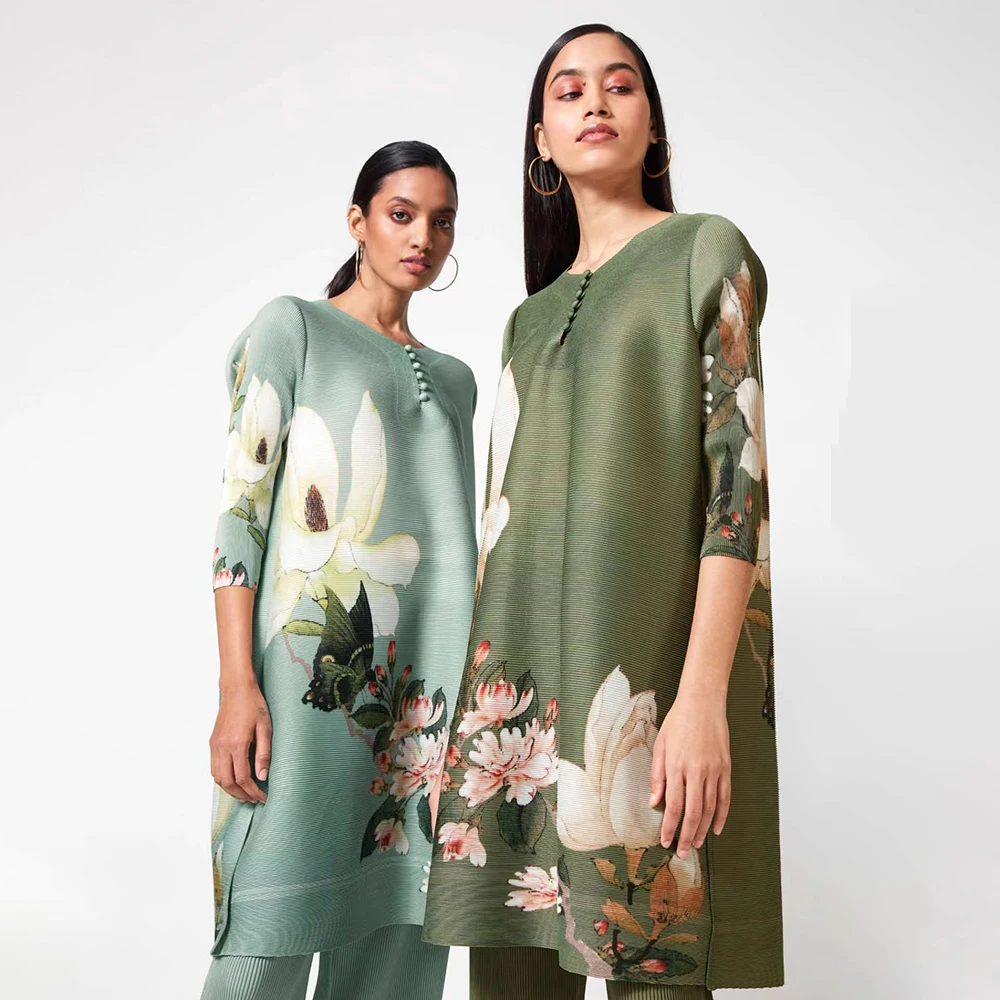 Miyake Pleated Set Women 2023Spring New Printed Crewneck Disc Buckle Seven Point Sleeves Elegant Loose Top + Pants Two Piece Set
Miyake Pleated Set Women 2023Spring New Printed Crewneck Disc Buckle Seven Point Sleeves Elegant Loose Top + Pants Two Piece Set