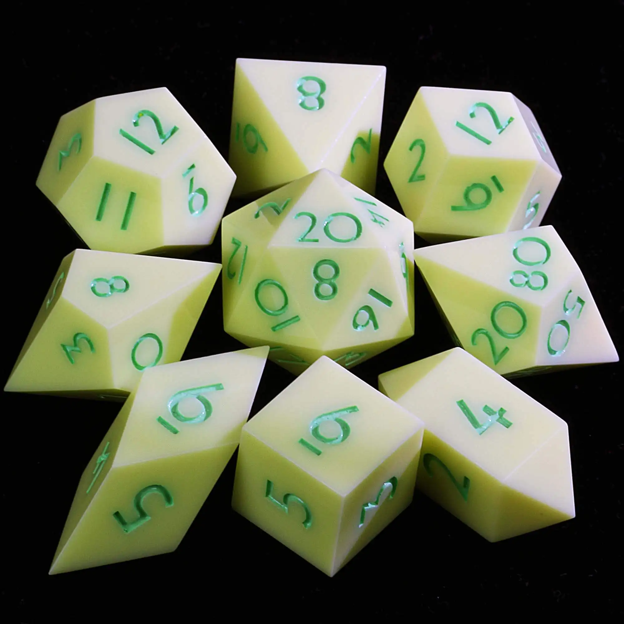 Набор из 9 многогранных полимерных кубиков для D&D, цвет «Медовый рассвет»
Набор из 9 многогранных полимерных кубиков для D&D, цвет «Медовый рассвет»