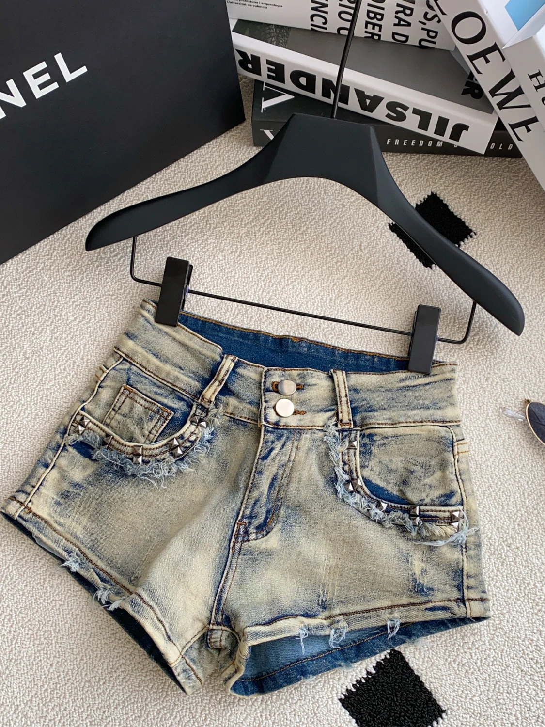 Sexy Low Rise Women'S Summer Denim Shorts Gyaru Fashion Jorts Skinny Rivet Vintage Short Jeans Y2K Streetwear Versatile Pants
Sexy Low Rise Women'S Summer Denim Shorts Gyaru Fashion Jorts Skinny Rivet Vintage Short Jeans Y2K Streetwear Versatile Pants