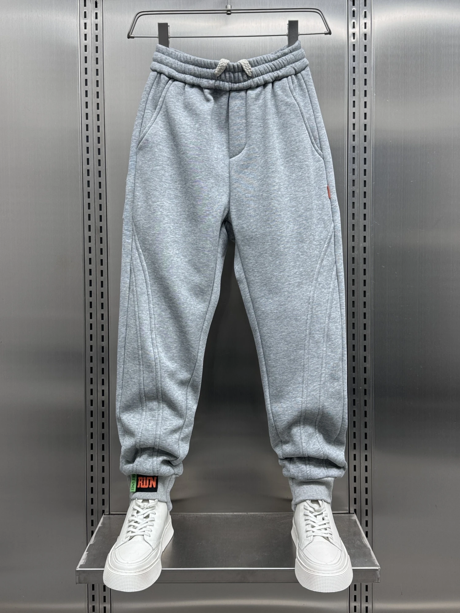 Мужские повседневные свободные спортивные брюки на флисовой подкладке, осенне-зимние, новые, с индивидуальным пэчворком, мешковатые, с манжетами, в стиле Харлан
Мужские повседневные свободные спортивные брюки на флисовой подкладке, осенне-зимние, новые, с индивидуальным пэчворком, мешковатые, с манжетами, в стиле Харлан