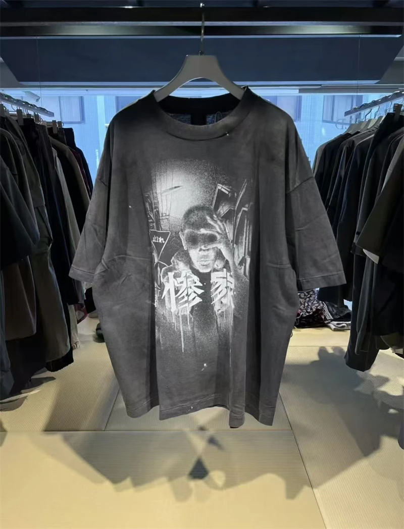 Винтажная футболка SAINT Collaboration из чистого хлопка с принтом аниме и короткими рукавами, уличная универсальная спортивная футболка большого размера для отдыха
Винтажная футболка SAINT Collaboration из чистого хлопка с принтом аниме и короткими рукавами, уличная универсальная спортивная футболка большого размера для отдыха