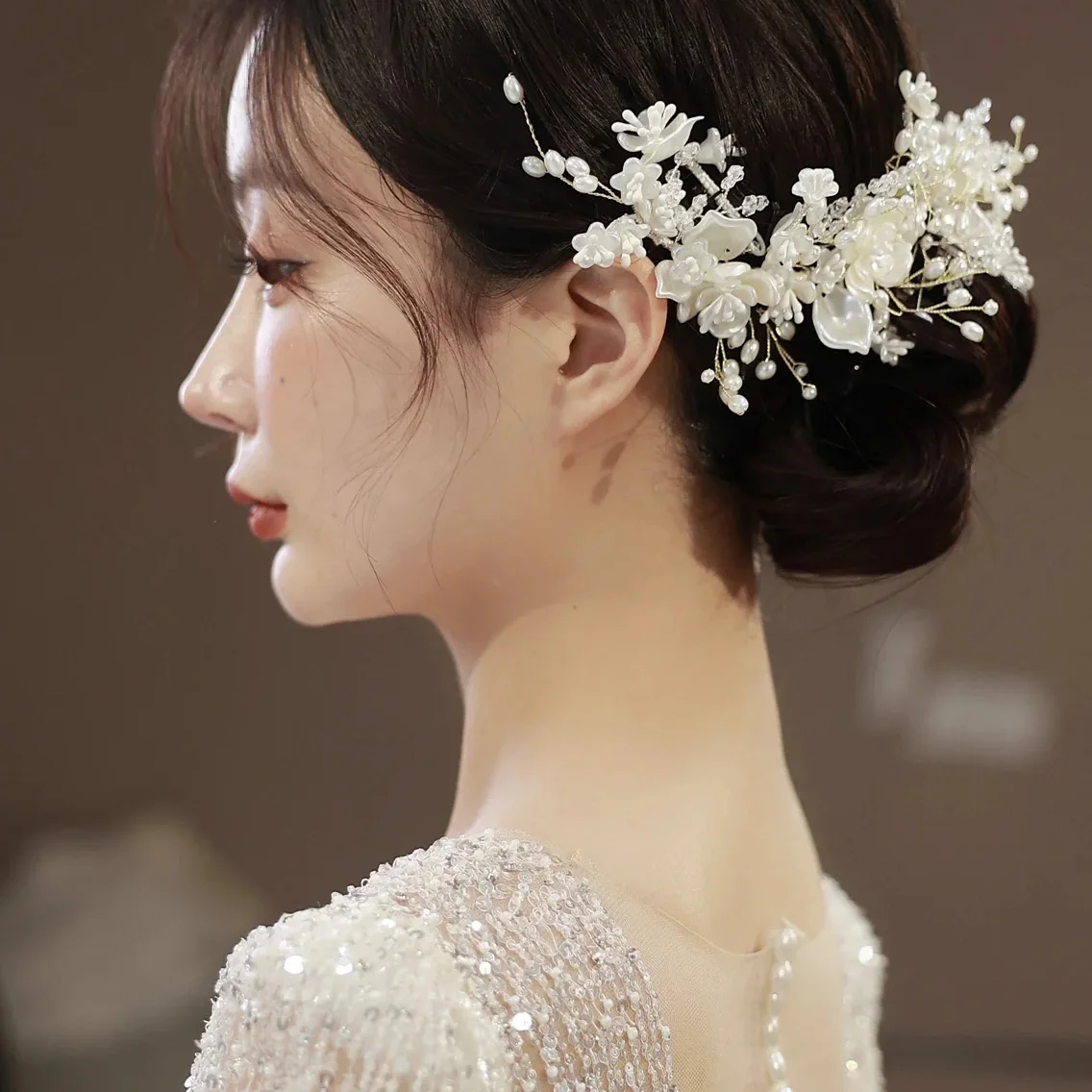 Свадебная повязка на голову в стиле ретро с жемчужной ракушкой, белый корейский цветок, аксессуар для волос, свадебный головной убор с координацией макияжа для невест
Свадебная повязка на голову в стиле ретро с жемчужной ракушкой, белый корейский цветок, аксессуар для волос, свадебный головной убор с координацией макияжа для невест