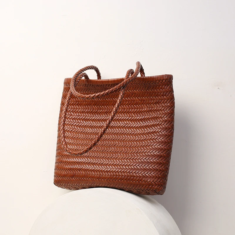 Кожаная большая сумка ручной работы в стиле ретро, большая ручная сумка через плечо Capaci, однотонная вертикальная квадратная сумка из мягкой кожи
Кожаная большая сумка ручной работы в стиле ретро, большая ручная сумка через плечо Capaci, однотонная вертикальная квадратная сумка из мягкой кожи