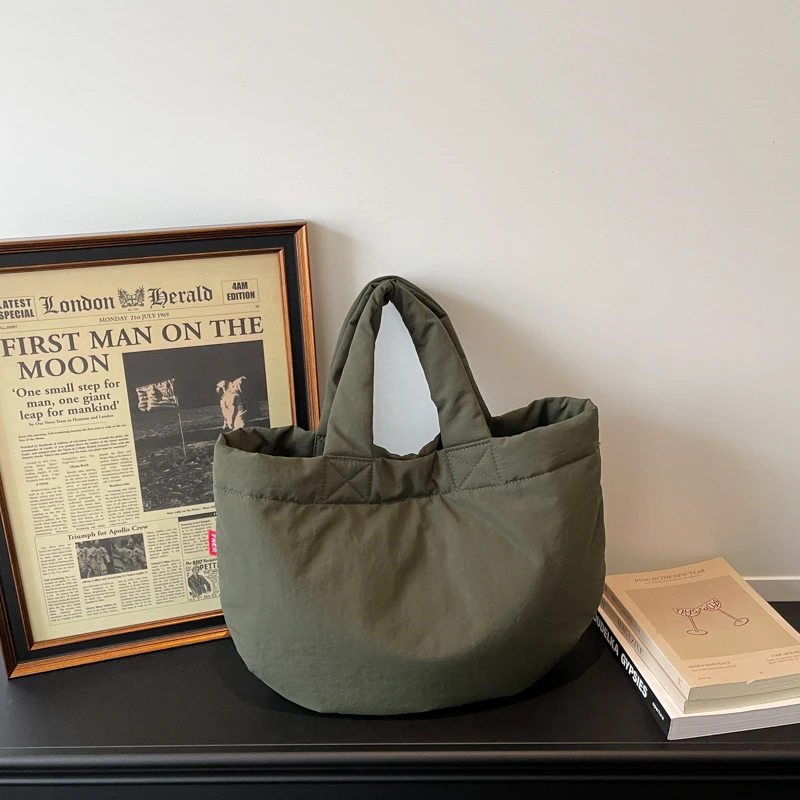 Soft Nylon Tote Bag Women's Minimalist Padded Handbag Lightweight Large Capacity Casual Shoulder Bag for Daily Use
Soft Nylon Tote Bag Women's Minimalist Padded Handbag Lightweight Large Capacity Casual Shoulder Bag for Daily Use