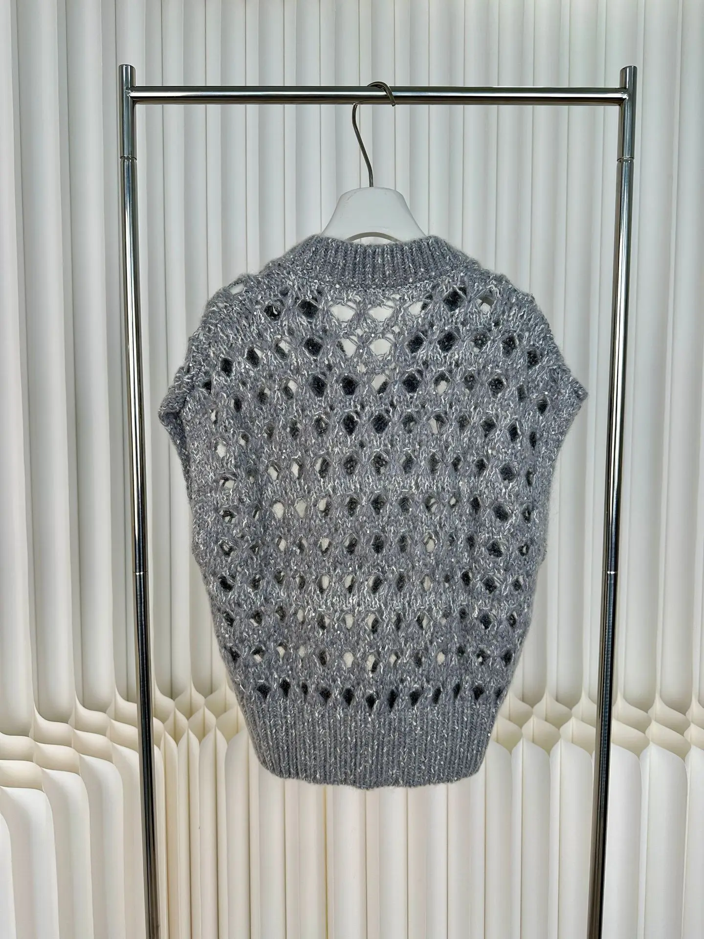 2025 Autumn And Winter Light Luxury Mohair V-Neck Hollow Sequined Knitted Vest Soft Fluffy All-Match Bat Sleeve Vest Women
2025 Autumn And Winter Light Luxury Mohair V-Neck Hollow Sequined Knitted Vest Soft Fluffy All-Match Bat Sleeve Vest Women