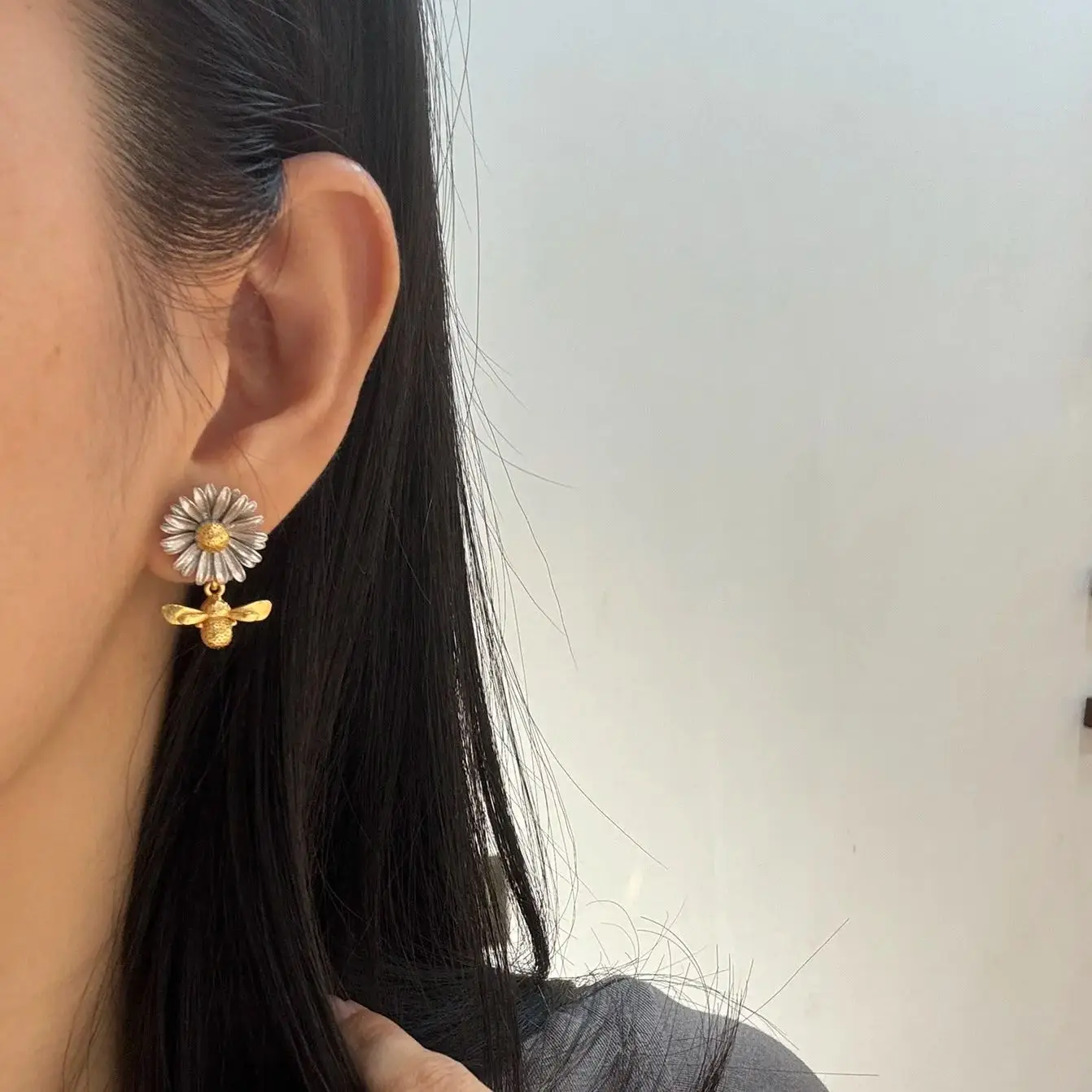 【Бесплатная доставка】Изысканные серьги-гвоздики с позолотой 18 карат, женские элементы дизайна в виде пчелы ромашки, ювелирные изделия, очаровательные ювелирные изделия для летней вечеринки
【Бесплатная доставка】Изысканные серьги-гвоздики с позолотой 18 карат, женские элементы дизайна в виде пчелы ромашки, ювелирные изделия, очаровательные ювелирные изделия для летней вечеринки