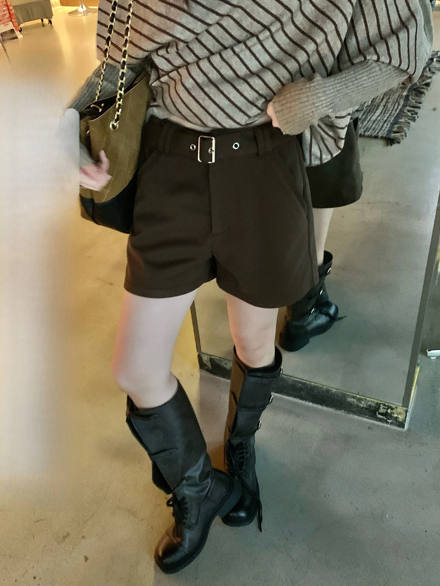 Винтажные широкие брюки Song Zhengen цвета хаки для женщин, новинка ранней осени, с высокой талией, свободные, универсальные, маленькие размеры
Винтажные широкие брюки Song Zhengen цвета хаки для женщин, новинка ранней осени, с высокой талией, свободные, универсальные, маленькие размеры