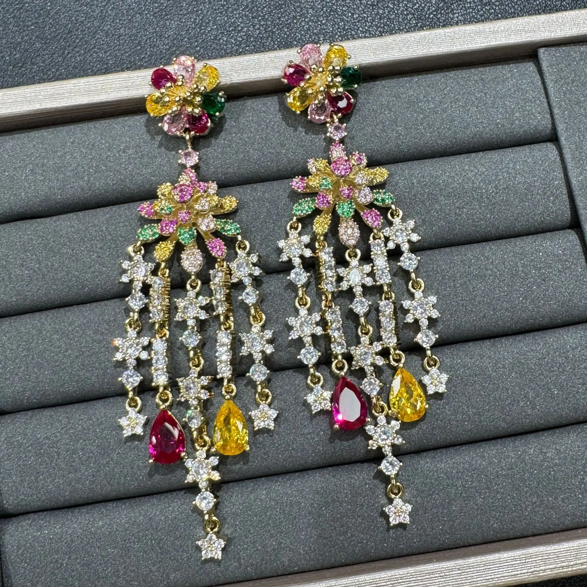 Gorgeous cubic zirconia flower earrings for women jewelry gala event wedding party dangling earrings yellow pink red long chain
Gorgeous cubic zirconia flower earrings for women jewelry gala event wedding party dangling earrings yellow pink red long chain