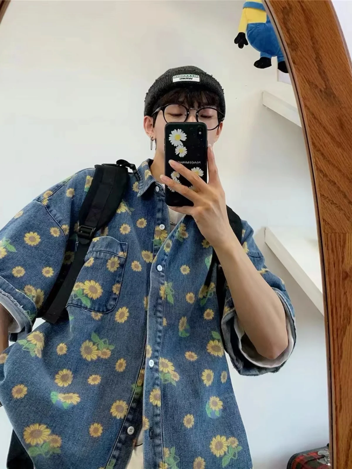 Летняя винтажная джинсовая рубашка с коротким рукавом для мужчин, повседневная, с принтом ромашек, свободного кроя, молодежная, модная, не требует глажки
Летняя винтажная джинсовая рубашка с коротким рукавом для мужчин, повседневная, с принтом ромашек, свободного кроя, молодежная, модная, не требует глажки