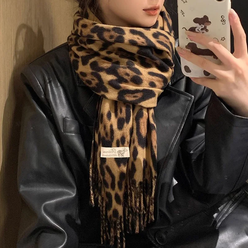 Новый женский пикантный стиль девушки, осенне-зимний элитный толстый шаль, нишевый дизайн, милый и крутой шарф с кисточками в стиле ретро с леопардовым принтом
Новый женский пикантный стиль девушки, осенне-зимний элитный толстый шаль, нишевый дизайн, милый и крутой шарф с кисточками в стиле ретро с леопардовым принтом