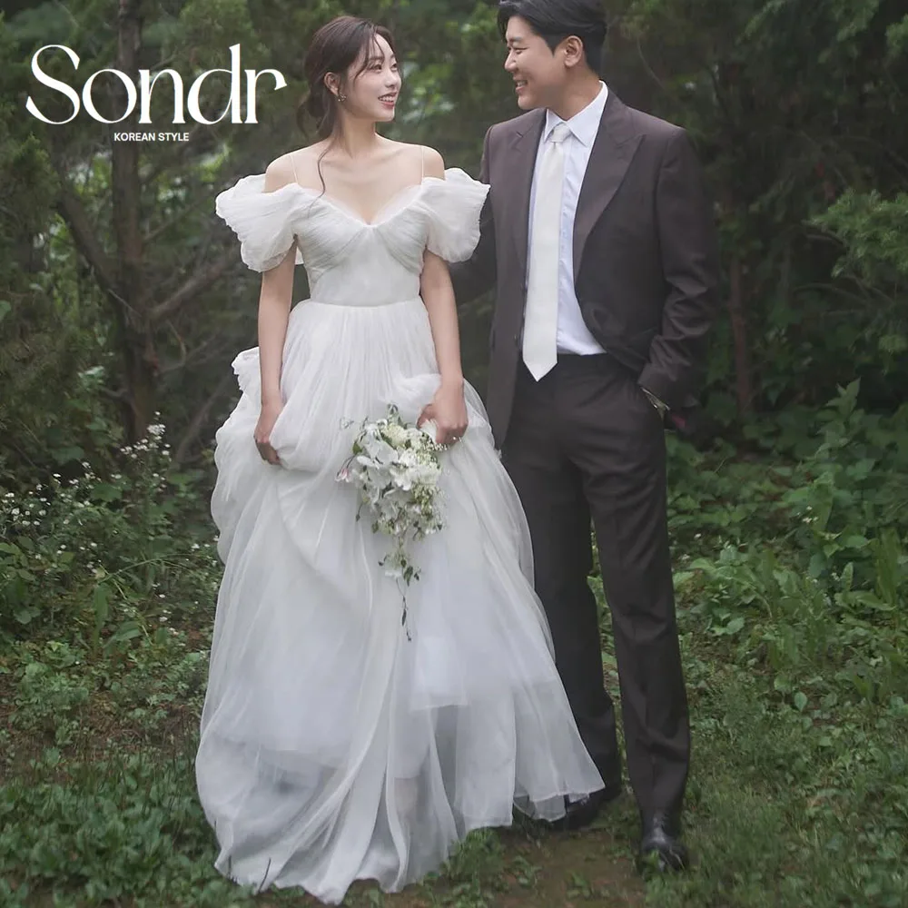 Sondr Off the Shoulder Luxury Korean Wedding Dresses Spaghetti Straps Soft Tulle Bridal Gown Customized Gown for Self-Wedding
Sondr Off the Shoulder Luxury Korean Wedding Dresses Spaghetti Straps Soft Tulle Bridal Gown Customized Gown for Self-Wedding