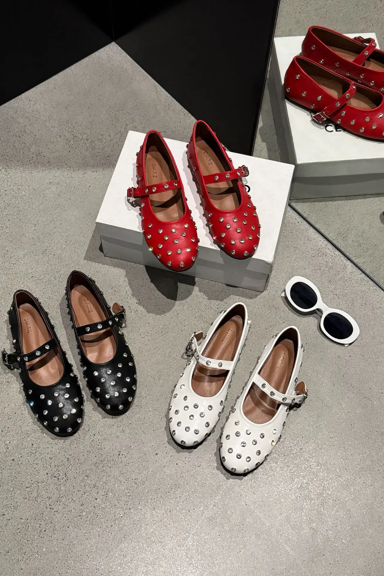 Elegant Solid Color Mary Janes Flats With Shine Crystal Embellishments Trendy PU Leather Flats With Buckle Strap For Women
Elegant Solid Color Mary Janes Flats With Shine Crystal Embellishments Trendy PU Leather Flats With Buckle Strap For Women