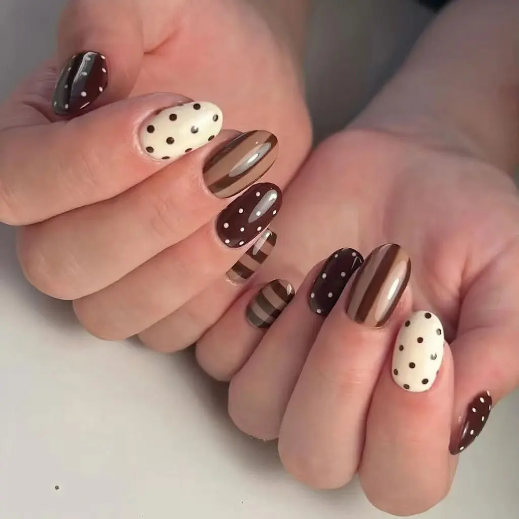 24pcs Finished Short Oval False Nails Sets Polka Dots and Stripes Pattern Press on Nails Brown Almond Stick on Nail Fake Nail
24pcs Finished Short Oval False Nails Sets Polka Dots and Stripes Pattern Press on Nails Brown Almond Stick on Nail Fake Nail