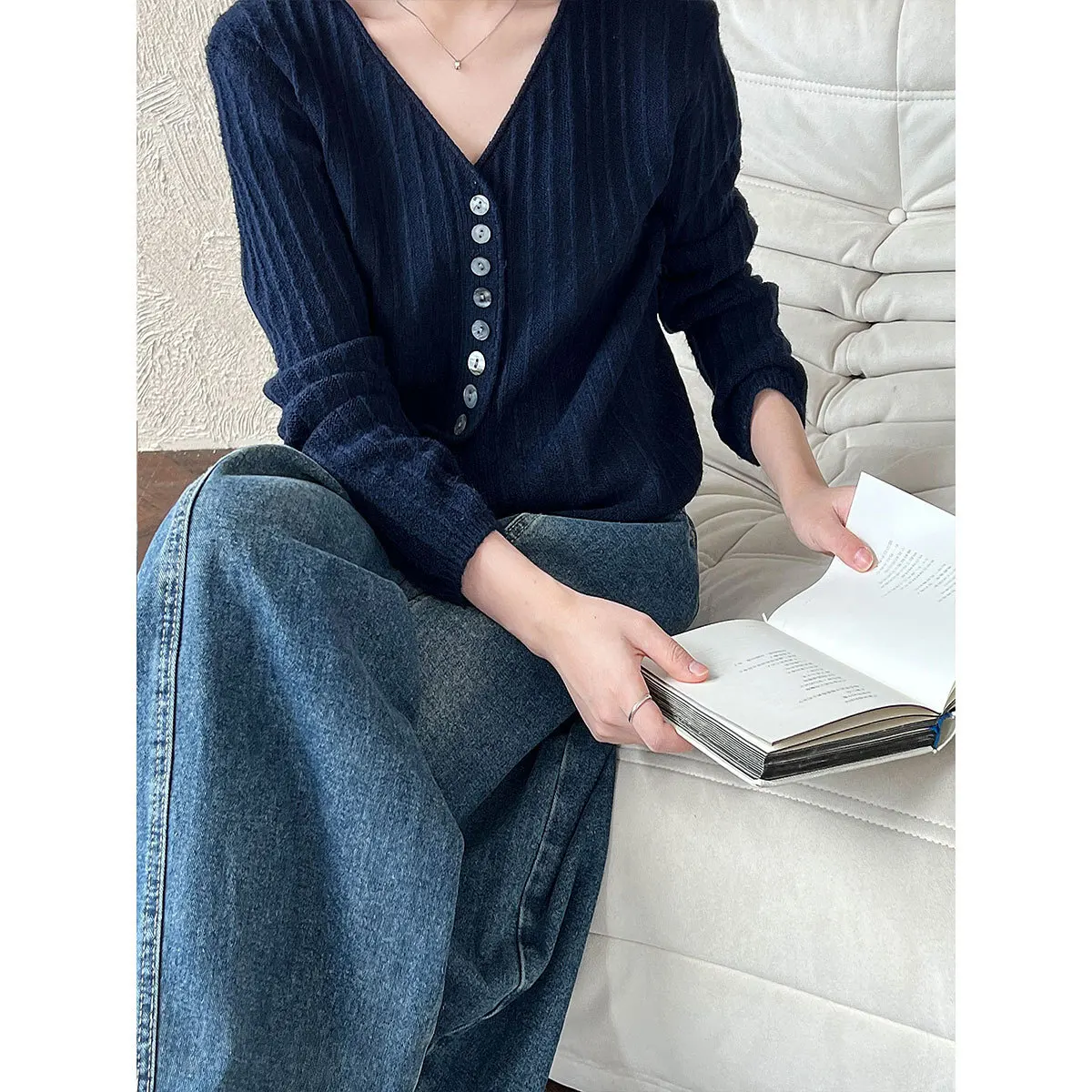 V-neck Single-breasted Textured Knit Cardigan For Women Autumn Simple Short Cardigan Top
V-neck Single-breasted Textured Knit Cardigan For Women Autumn Simple Short Cardigan Top