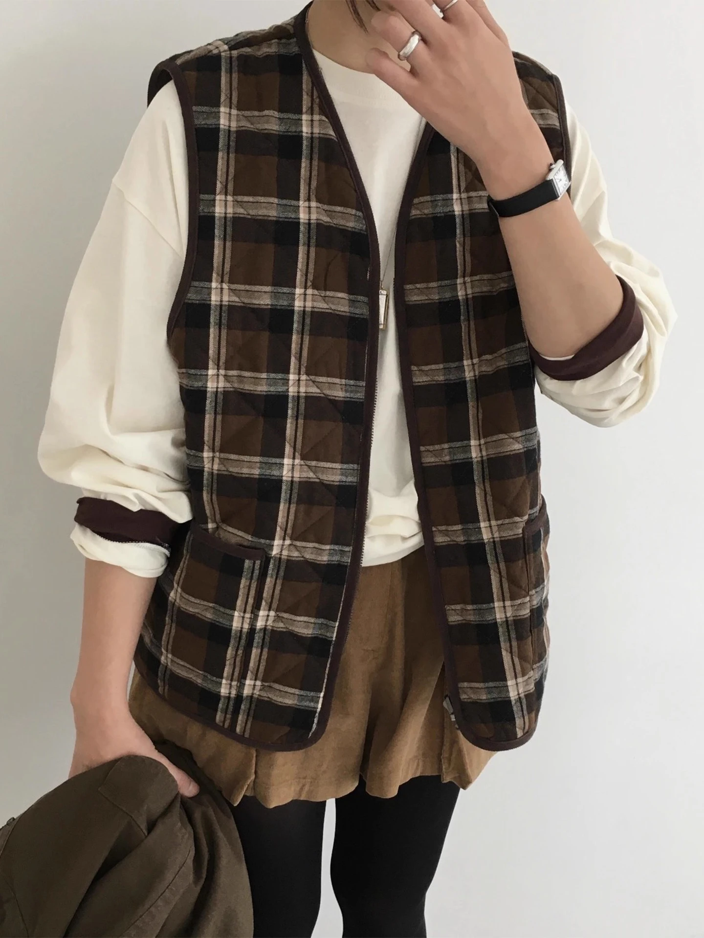 Ретро V-образный вырез, свободный крой, цветная блузка на молнии, клетчатый хлопковый жилет, верхняя одежда для женщин, шикарная осенне-зимняя мода
Ретро V-образный вырез, свободный крой, цветная блузка на молнии, клетчатый хлопковый жилет, верхняя одежда для женщин, шикарная осенне-зимняя мода