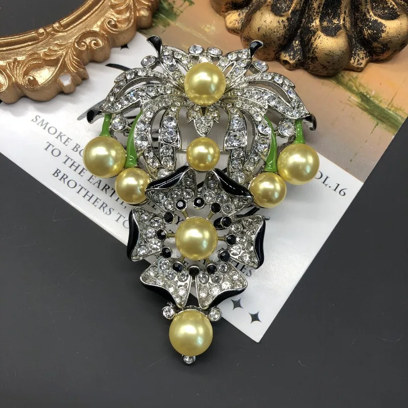 Fashion Temperament Versatile Brooch Grape Shape Flower Drop Glaze High-end Personalized Pearl Brooch Retro Style Jewelry
Fashion Temperament Versatile Brooch Grape Shape Flower Drop Glaze High-end Personalized Pearl Brooch Retro Style Jewelry