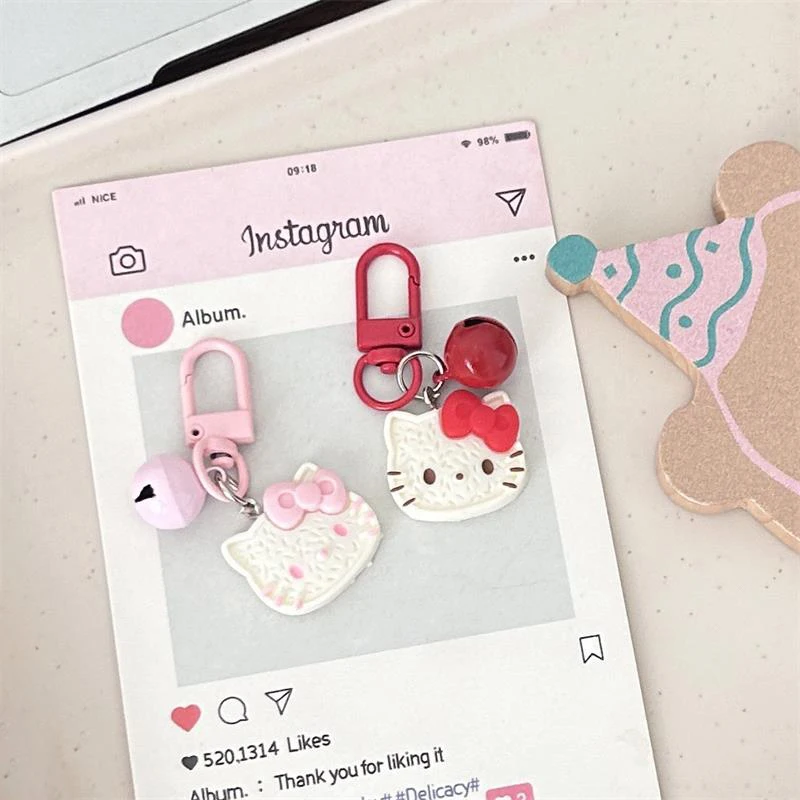 Sanrio подвесные украшения, милый брелок-колокольчик «Hello Kitty», сумка, милые подвески, аксессуары в форме сердца для девочек, подарки на день рождения для детей
Sanrio подвесные украшения, милый брелок-колокольчик «Hello Kitty», сумка, милые подвески, аксессуары в форме сердца для девочек, подарки на день рождения для детей