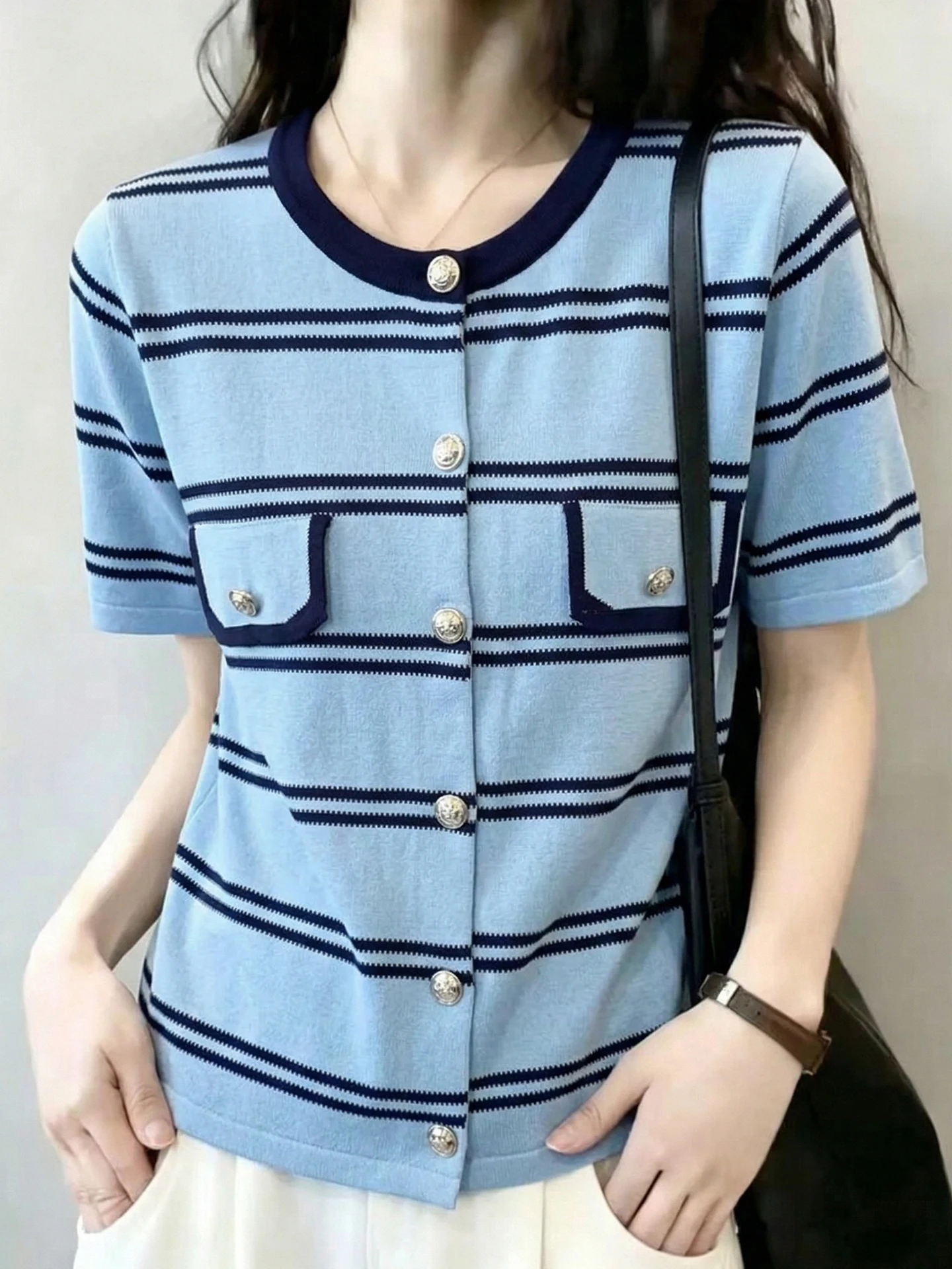 Summer 2026 Women's Unique Striped Short Sleeve Knitwear Single Button Color Block Design Commute Style Soft Fabric round Neck
Summer 2026 Women's Unique Striped Short Sleeve Knitwear Single Button Color Block Design Commute Style Soft Fabric round Neck