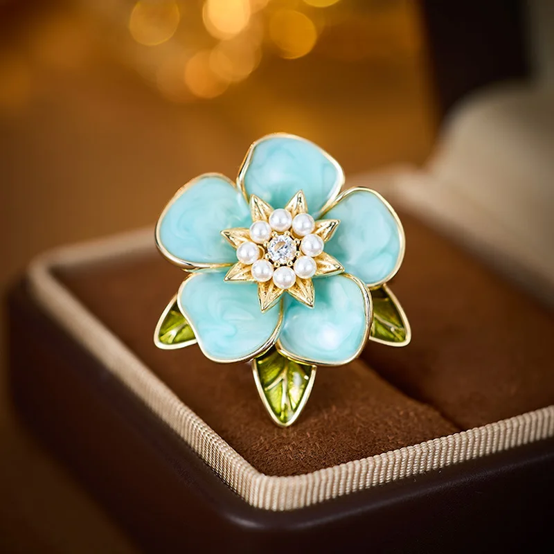 Anti-glare enamel oil drip camellia design sense brooch and elegant gardenia accessory pin
Anti-glare enamel oil drip camellia design sense brooch and elegant gardenia accessory pin