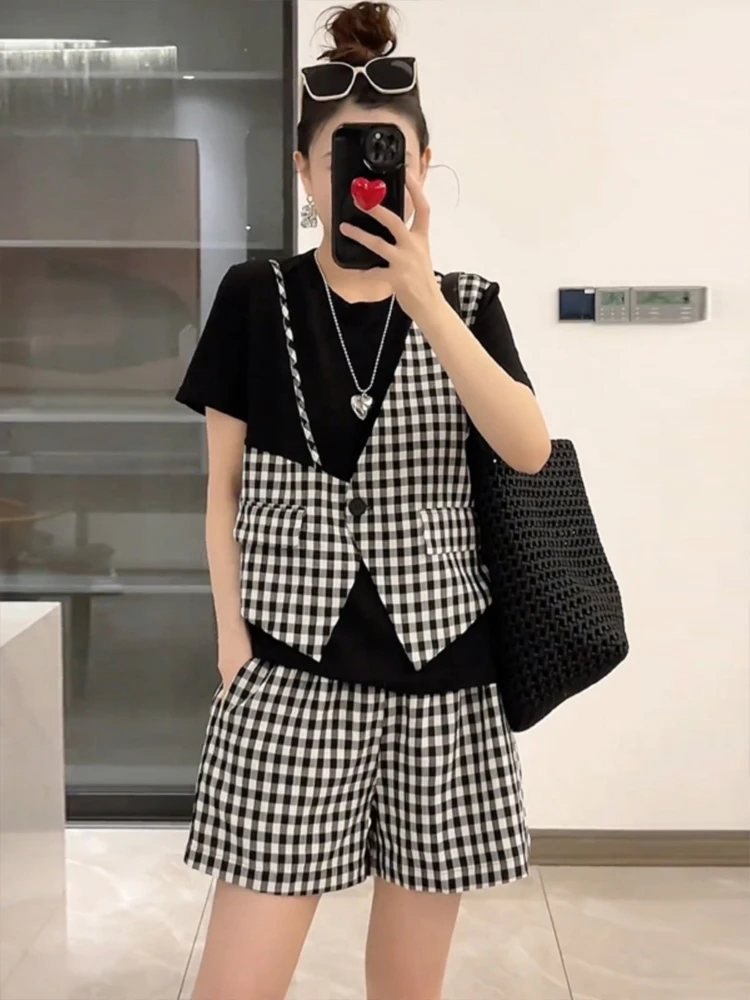 Summer fashion vacation set for women 2025 new white checkered patchwork top casual shorts temperament two-piece set
Summer fashion vacation set for women 2025 new white checkered patchwork top casual shorts temperament two-piece set