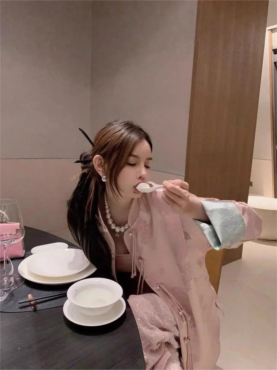 New Chinese Style Color Block Jacket Women's Spring 2024 Elegant Wonton Button Design Loose Fit Long Sleeve Floral Pattern
New Chinese Style Color Block Jacket Women's Spring 2024 Elegant Wonton Button Design Loose Fit Long Sleeve Floral Pattern