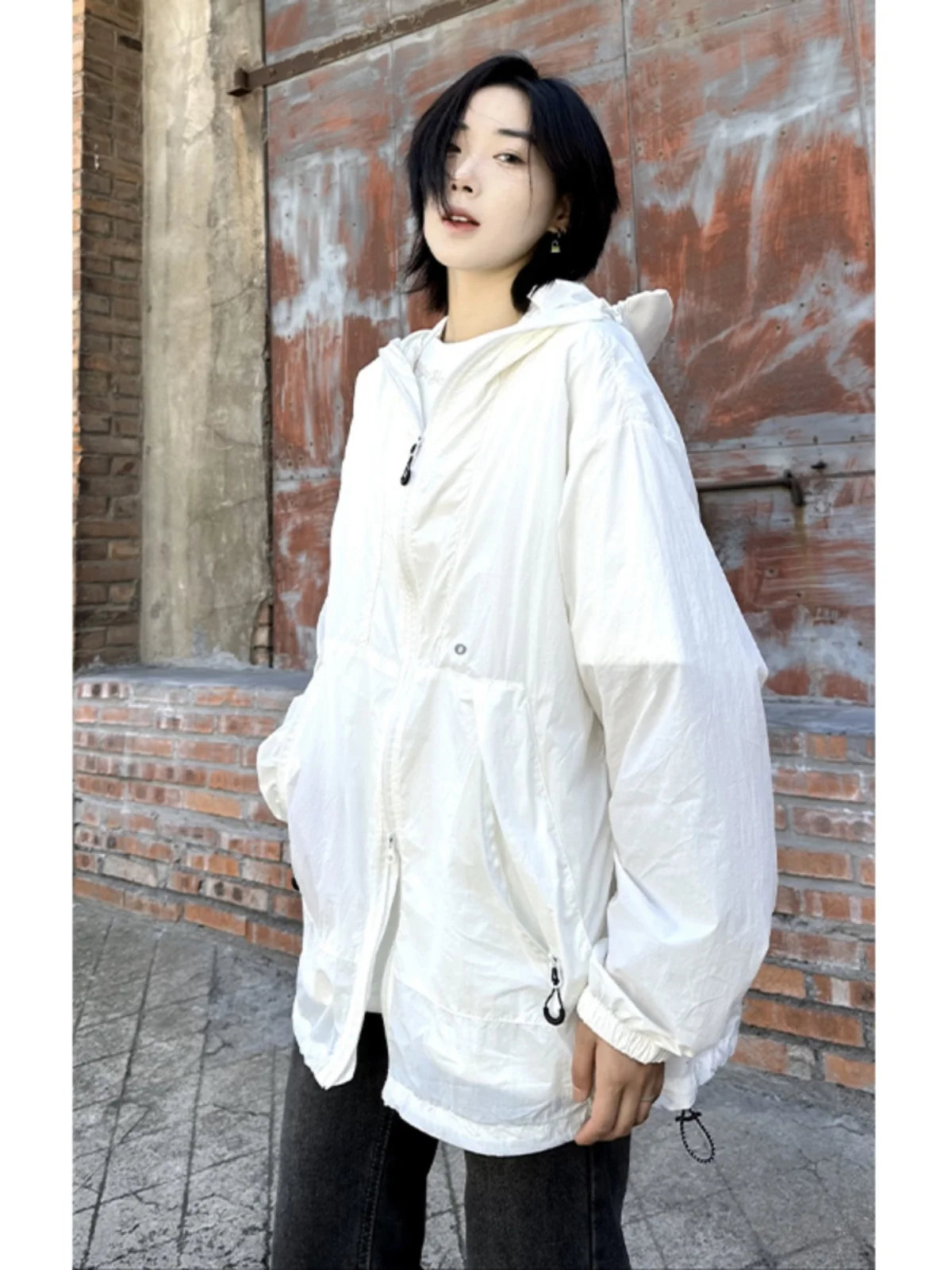 Новая летняя белая солнцезащитная куртка для мужчин: высококачественная, из ледяного шелка, для активного отдыха, повседневная, спортивная, в уличном стиле
Новая летняя белая солнцезащитная куртка для мужчин: высококачественная, из ледяного шелка, для активного отдыха, повседневная, спортивная, в уличном стиле