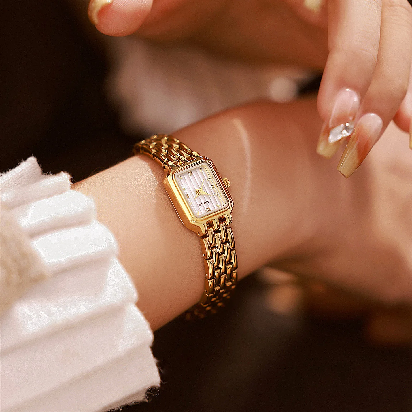 Простые роскошные квадратные модные женские часы с указателем времени, стальной браслет, водонепроницаемые, изысканные, для повседневного использования
Простые роскошные квадратные модные женские часы с указателем времени, стальной браслет, водонепроницаемые, изысканные, для повседневного использования