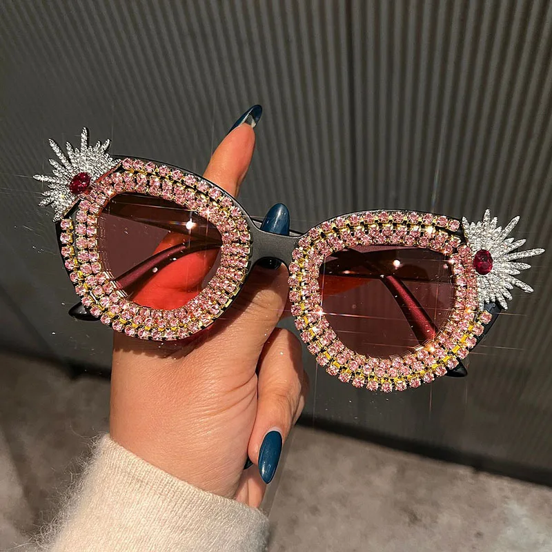 New Trendy Elegant Cat Eye Punk Sunglasses Women's Retro Style Diamond Decoration Outdoor UV Resistant Sun Shade Party Eyewears
New Trendy Elegant Cat Eye Punk Sunglasses Women's Retro Style Diamond Decoration Outdoor UV Resistant Sun Shade Party Eyewears