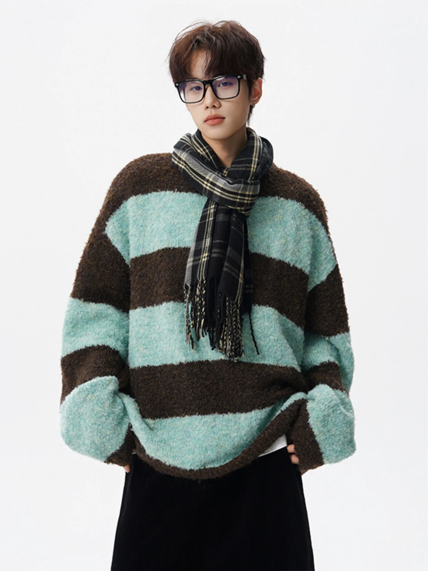 Мягкий уютный мужской вязаный свитер в американском ретро-стиле с полосками и цветовыми блоками, зимний, свободный крой, комфортный трикотаж
Мягкий уютный мужской вязаный свитер в американском ретро-стиле с полосками и цветовыми блоками, зимний, свободный крой, комфортный трикотаж