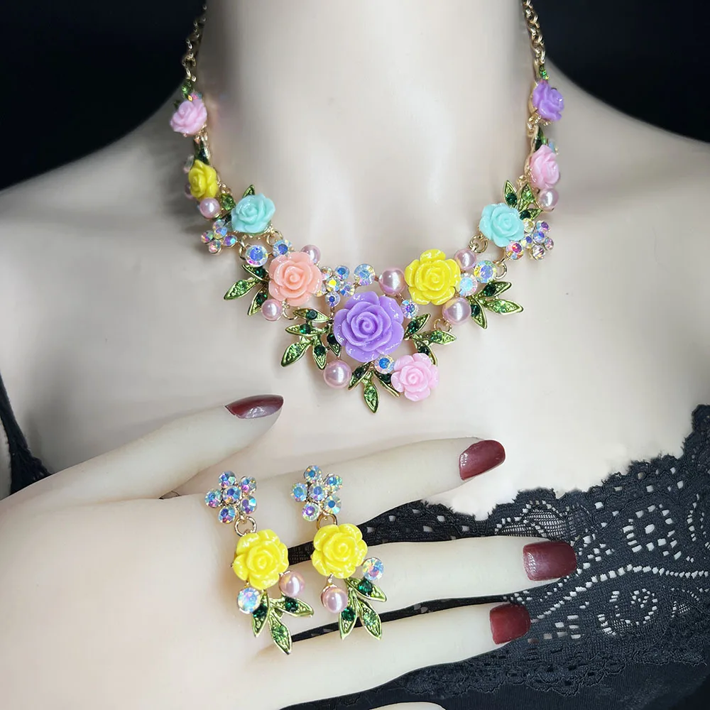 Эмалированное ожерелье с бриллиантами и камелией, комплект серег, придворное платье, нишевый дизайн, жемчужная цепочка на ключицу, аксессуары, подарок для девочек
Эмалированное ожерелье с бриллиантами и камелией, комплект серег, придворное платье, нишевый дизайн, жемчужная цепочка на ключицу, аксессуары, подарок для девочек