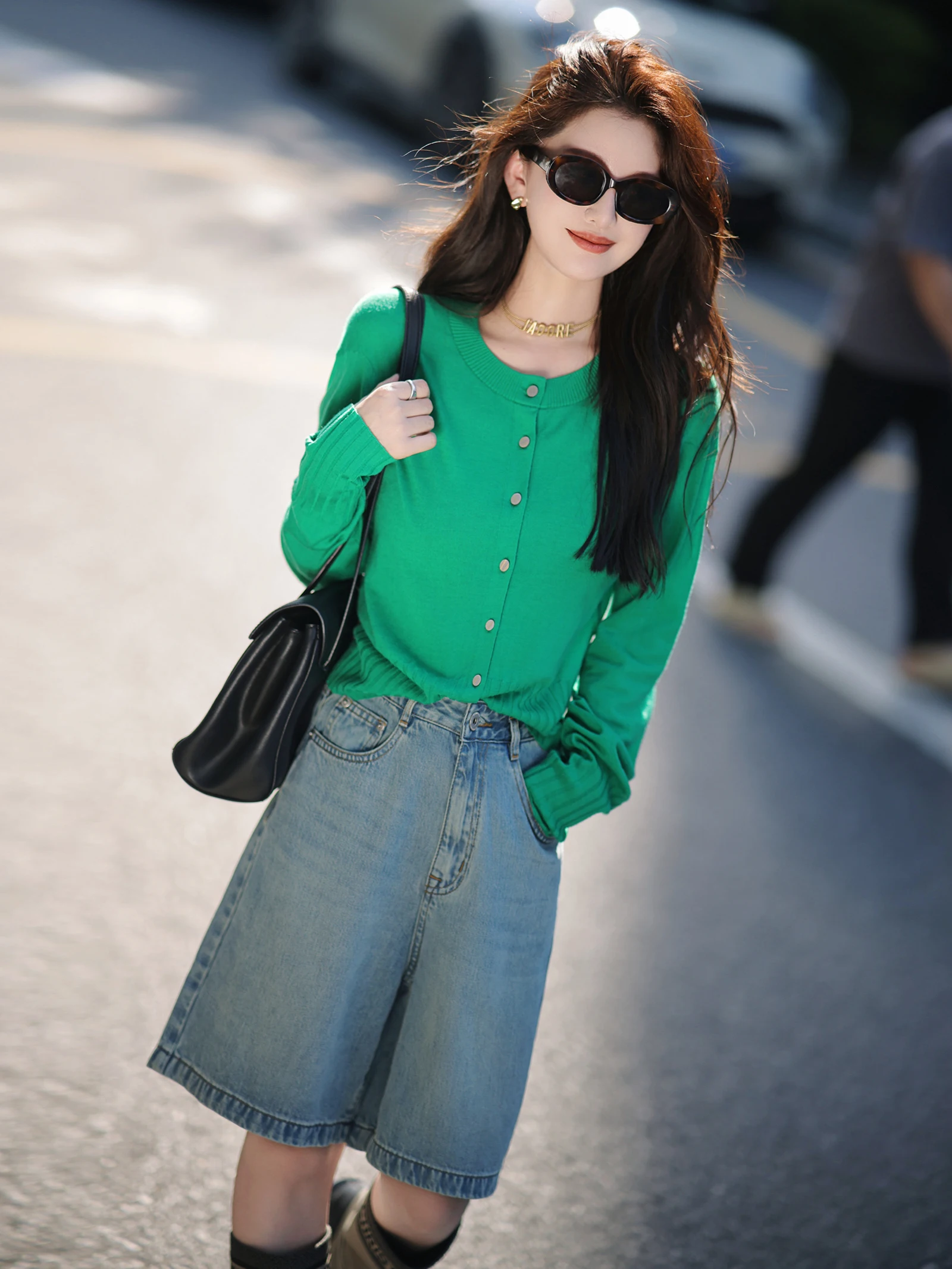 Свободный кардиган из пряжи Yangzi для женщин, стройнящий, модный, однотонный, с длинными рукавами, бренд Zhaodaxi, для повседневной носки
Свободный кардиган из пряжи Yangzi для женщин, стройнящий, модный, однотонный, с длинными рукавами, бренд Zhaodaxi, для повседневной носки