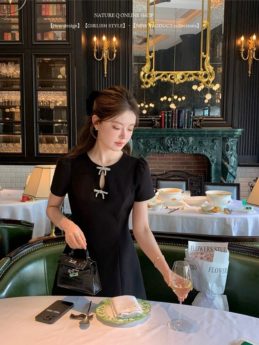 French Bow Short Sleeved Dress For Women In Summer With A Subtle Fragrance And A High-end Feel Bubble Sleeves Black Skirt
French Bow Short Sleeved Dress For Women In Summer With A Subtle Fragrance And A High-end Feel Bubble Sleeves Black Skirt