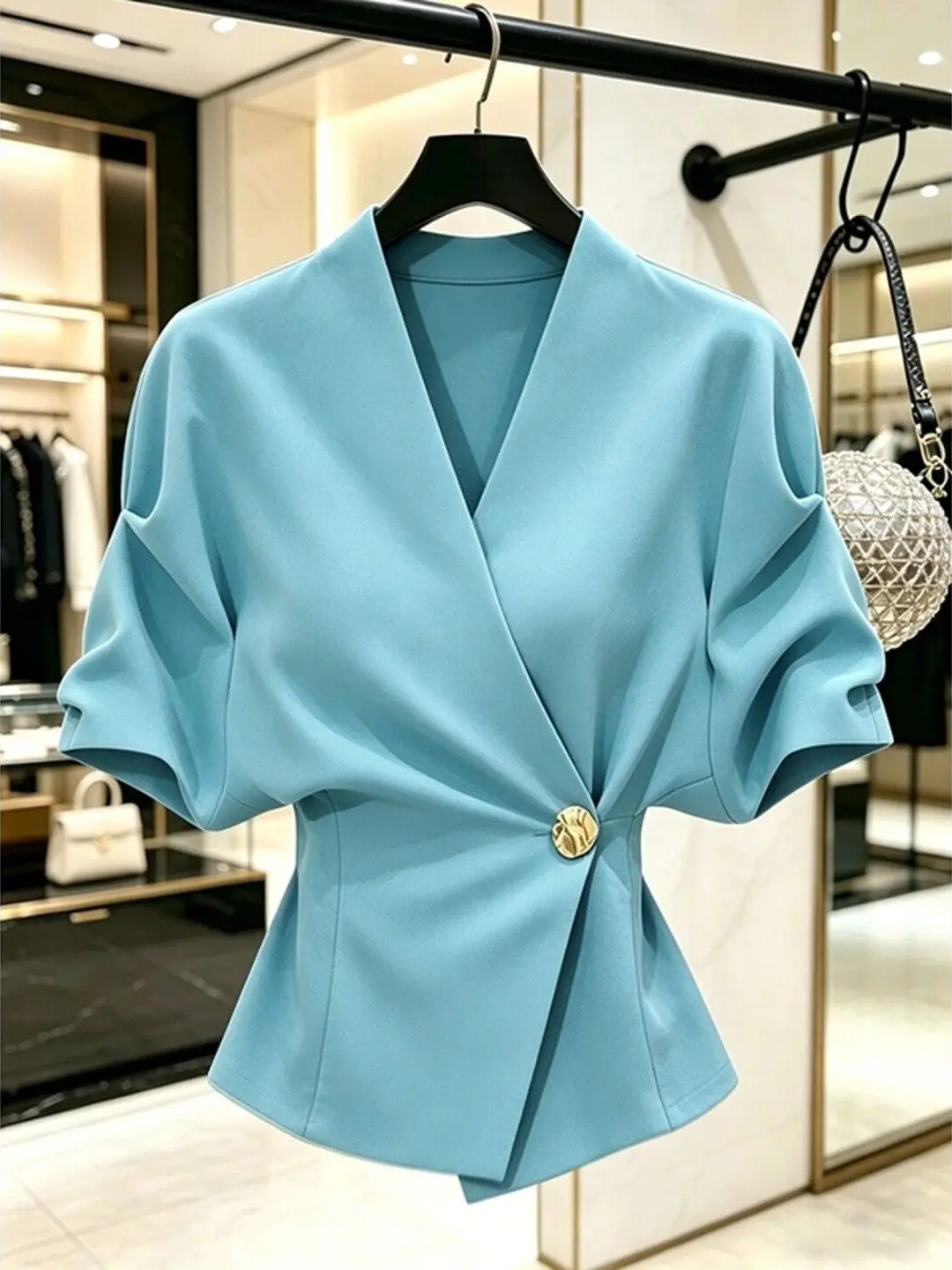 Korean Style V-Neck Short Sleeve Shirt Women's Fashionable Summer New Unique Age-Defying Top Elegant Beautiful Korean Design
Korean Style V-Neck Short Sleeve Shirt Women's Fashionable Summer New Unique Age-Defying Top Elegant Beautiful Korean Design