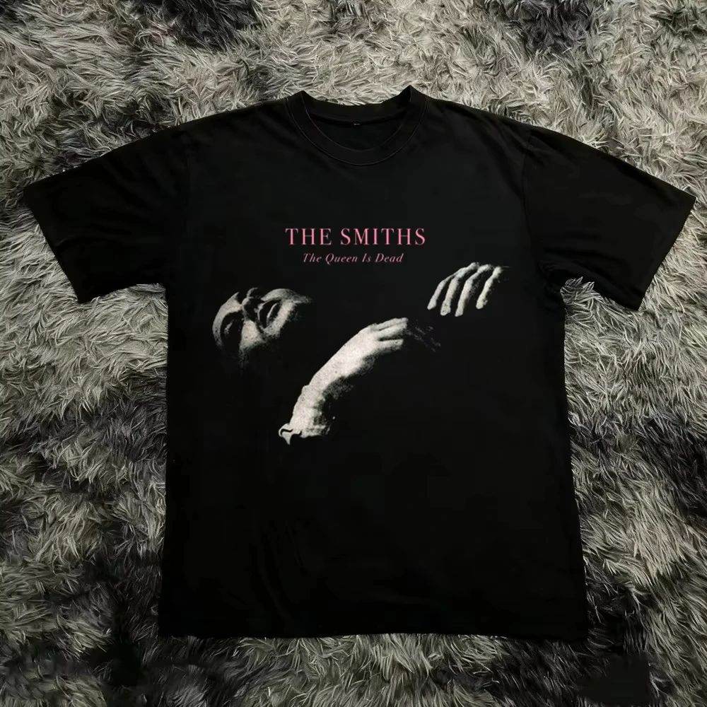 Футболка с коротким рукавом в стиле ретро с принтом THE QUEEN IS DEAD The Smiths, хлопковая повседневная футболка с круглым вырезом для мужчин и женщин, для весенне-летних образов
Футболка с коротким рукавом в стиле ретро с принтом THE QUEEN IS DEAD The Smiths, хлопковая повседневная футболка с круглым вырезом для мужчин и женщин, для весенне-летних образов