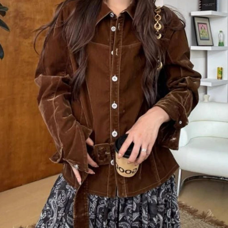 Unique Brown Coat for Women in Autumn with A Light Luxury High-end Feel That Doesn’t Crash with Styles.
Unique Brown Coat for Women in Autumn with A Light Luxury High-end Feel That Doesn’t Crash with Styles.
