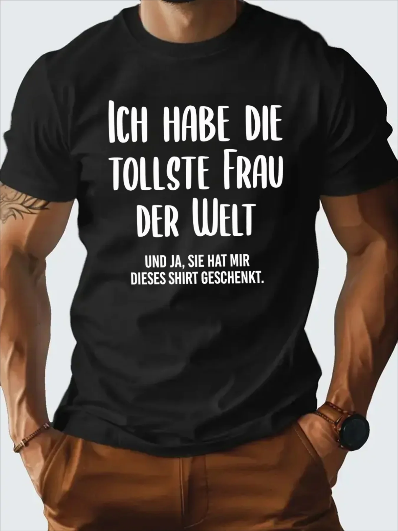 Мужская юмористическая футболка с немецкой цитатой «Ich Habe Die Tollste Frau Der Welt» — 100% хлопок свободного покроя с круглым вырезом и коротким рукавом
Мужская юмористическая футболка с немецкой цитатой «Ich Habe Die Tollste Frau Der Welt» — 100% хлопок свободного покроя с круглым вырезом и коротким рукавом